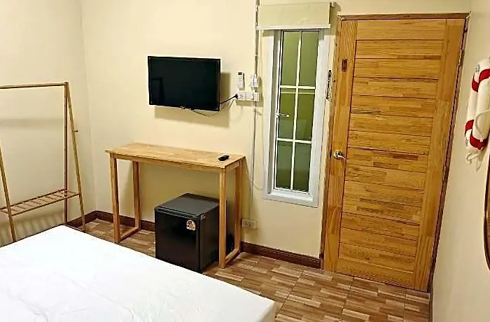 Latitude 13 & Breakfast 2*